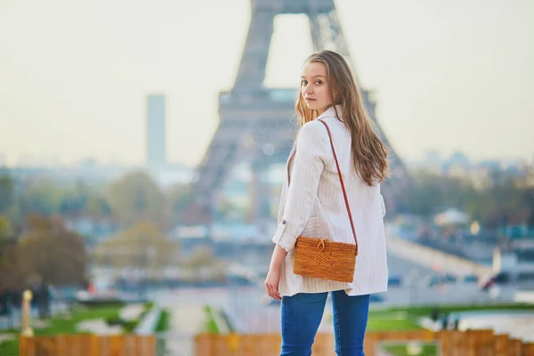 Ung Fransk Kvinna Paris Nära Eiffeltornet Vacker Flicka Promenader Paris — Stockfoto