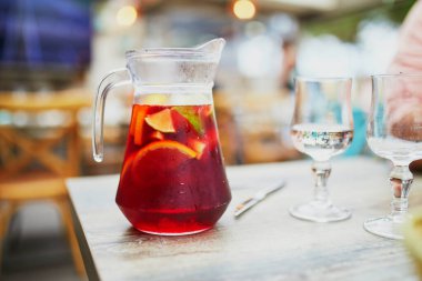 Büyük bir kavanoz lezzetli soğuk sangria, İspanya ve Portekiz kökenli şarap ve meyvelerden yapılan alkollü içecek.