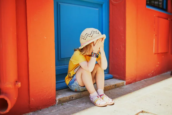 Очаровательная Трехлетняя Девочка Сидящая Улице Прекрасного Средиземноморского Городка Кольюр Франции — стоковое фото