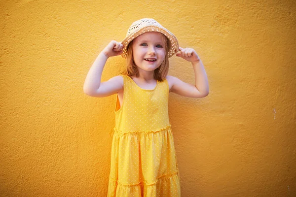 Alegre Niña Tres Años Vestido Amarillo Sombrero Paja Posando Contra — Foto de Stock