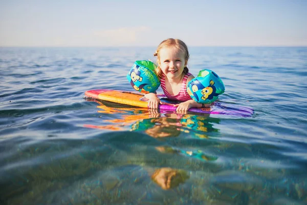 Glückliches Kleines Mädchen Das Mit Wasserflügeln Mittelmeer Frankreich Schwimmt Fröhliches — Stockfoto