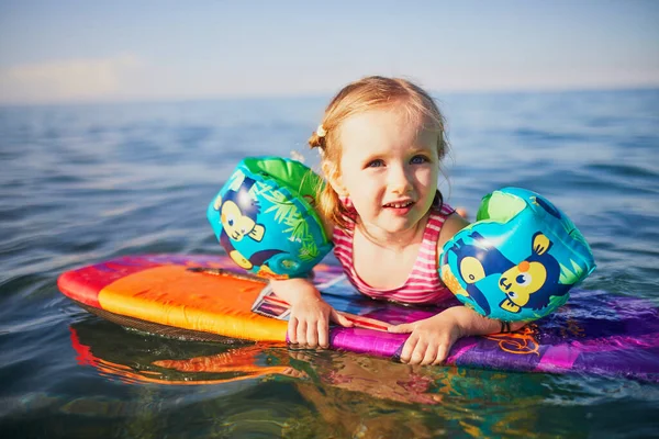 Glückliches Kleines Mädchen Das Mit Wasserflügeln Mittelmeer Frankreich Schwimmt Fröhliches — Stockfoto