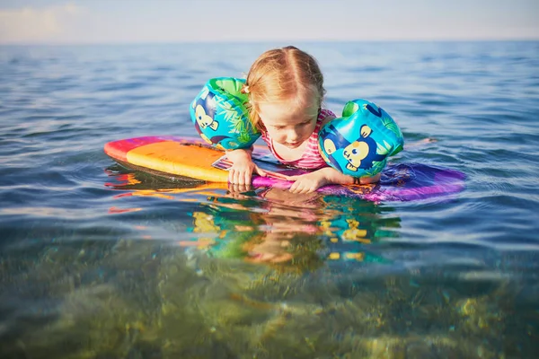 Niña Feliz Nadando Con Alas Agua Mar Mediterráneo Francia Alegre —  Fotos de Stock