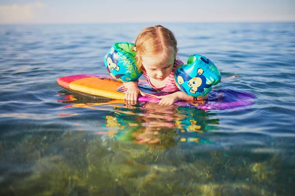 Glad Liten Flicka Som Simmar Med Vingar Medelhavet Frankrike Glada — Stockfoto