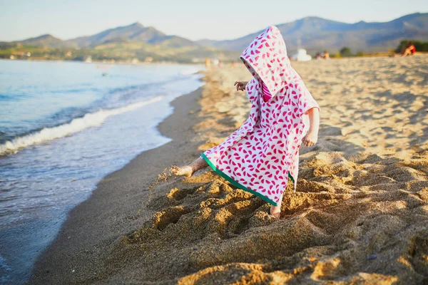 快乐的小女孩穿着浴巾在法国地中海的海滩上玩得很开心 快乐的孩子在海上度假 为儿童举办的户外活动 — 图库照片