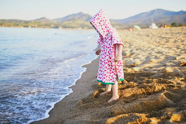 Glad Liten Flicka Strandhandduk Som Har Kul Stranden Vid Medelhavet — Stockfoto