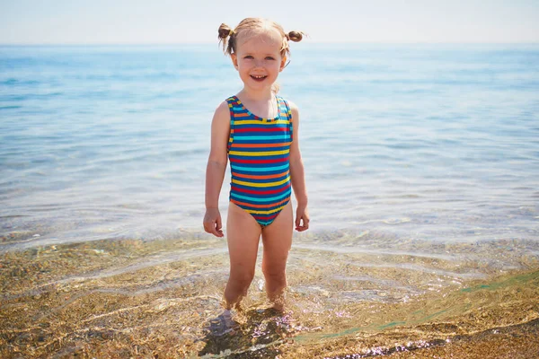 Šťastná Holčička Baví Pláži Středozemním Moři Francii Veselé Dítě Užívá — Stock fotografie