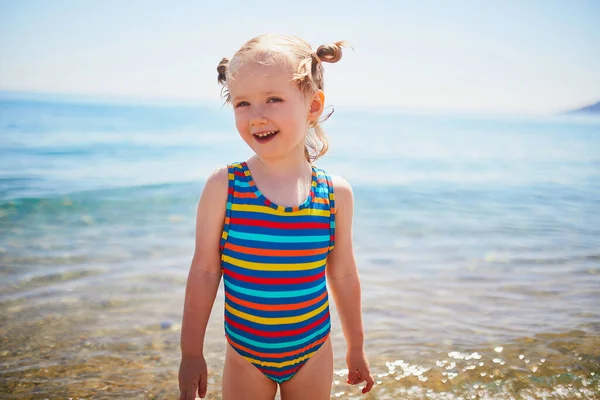 Menina Feliz Divertindo Praia Mar Mediterrâneo França Criança Alegre Desfrutando — Fotografia de Stock