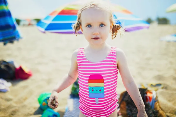 Šťastná Holčička Baví Pláži Středozemním Moři Francii Veselé Dítě Užívá — Stock fotografie