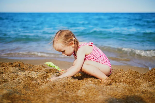 Feliz Niña Divirtiéndose Playa Mar Mediterráneo Francia Alegre Niño Disfrutando — Foto de Stock