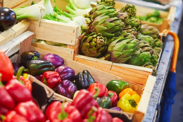 Peperoni Carciofi Freschi Biologici Sul Mercato Agricolo Parigi Francia — Foto Stock