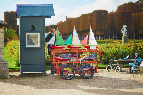 Paris Francja Październik 2020 Wózek Drewnianymi Łódkami Pływającymi Wynajęcia Ogrodzie — Zdjęcie stockowe