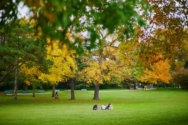 フランス 2020年10月29日 11月の明るい秋の日にフランスのパリのモンソワ公園でピクニックをしている人 — ストック写真