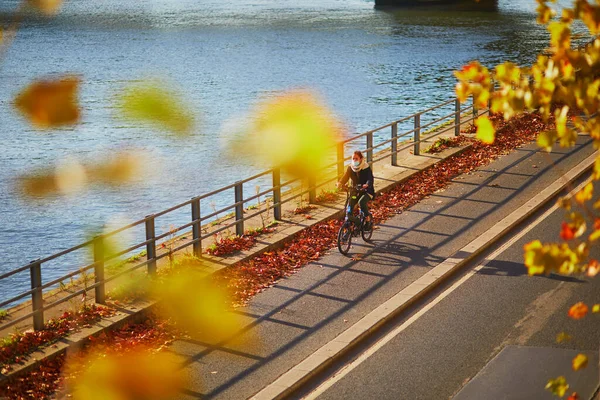 Paris France November 2020 People Riding Bikes Seine Embankment Paris — Stock Photo, Image