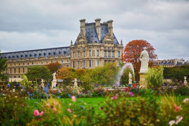 Tuileries Bahçesi, Paris 'te güzel bir sonbahar günü. Fransa 'da sonbahar sezonu