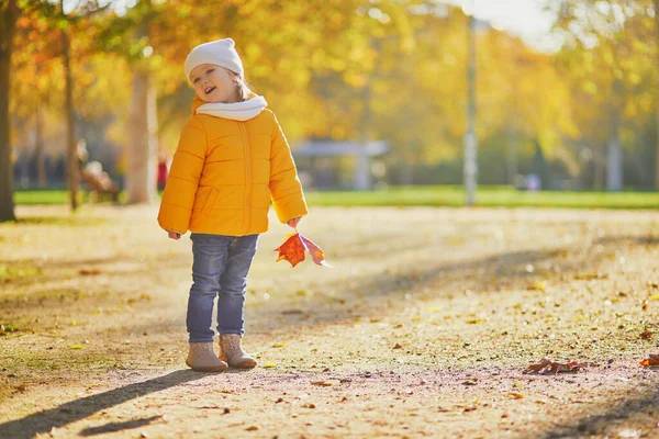 Söt Liten Flicka Gul Jacka Som Går Höstparken Solig Höstdag — Stockfoto