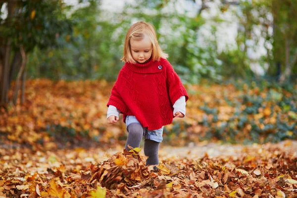 Menina Adorável Poncho Vermelho Andando Parque Outono Dia Outono Ensolarado — Fotografia de Stock