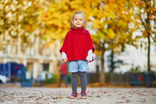 Приваблива Дівчинка Червоному Пончо Ходить Осіннім Парком Сонячний Осінній День — стокове фото