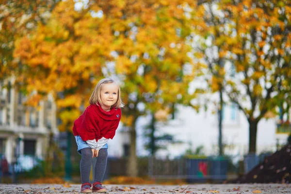 Rozkošná Holčička Červeném Ponču Kráčí Podzimním Parku Slunečného Podzimního Dne — Stock fotografie