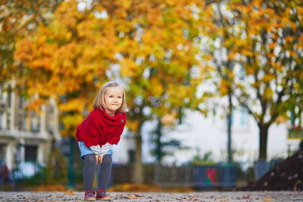 Adorable Niña Poncho Rojo Caminando Parque Otoño Día Soleado Otoño — Foto de Stock