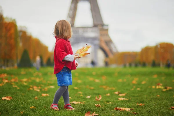 Menina Adorável Poncho Vermelho Andando Dentro Torre Eiffel Dia Outono — Fotografia de Stock