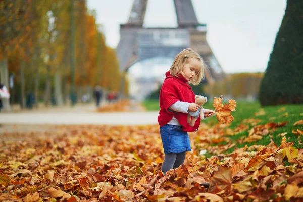 Entzückendes Kleines Mädchen Roten Poncho Das Einem Herbsttag Der Nähe — Stockfoto