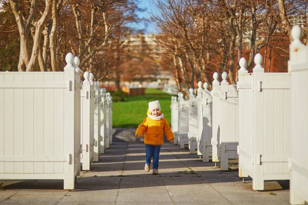 Menina Adorável Casaco Amarelo Andando Parque Outono Dia Ensolarado Outono — Fotografia de Stock