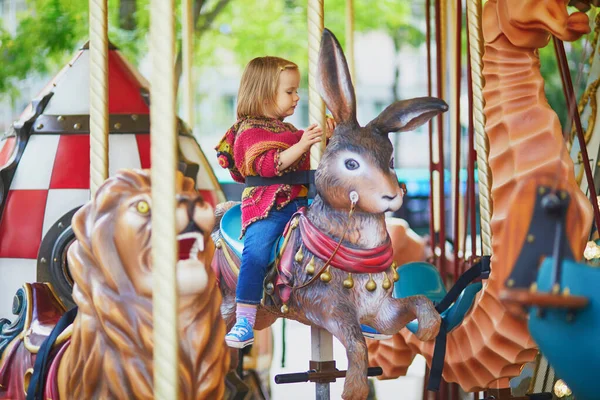 Niño Divirtiéndose Carrusel Francés Vintage París Francia Adorable Niña Patio — Foto de Stock