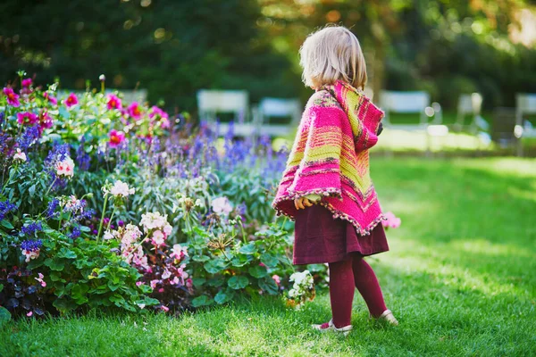 Adorable Little Girl Pink Knitted Poncho Walking Luxembourg Garden Sunny — Stock Photo, Image