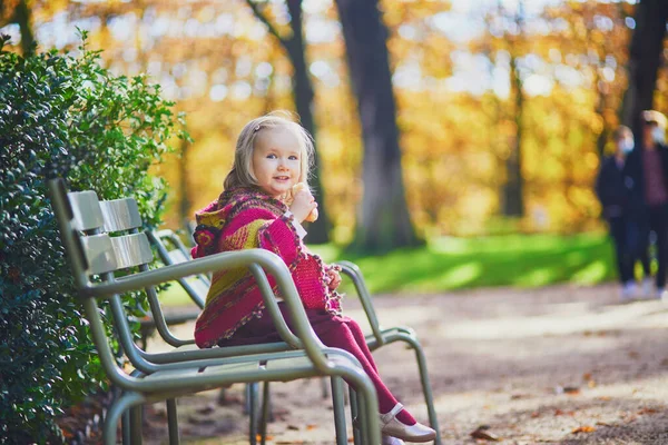 Adorable Niña Poncho Punto Rosa Caminando Jardín Luxemburgo Día Soleado — Foto de Stock