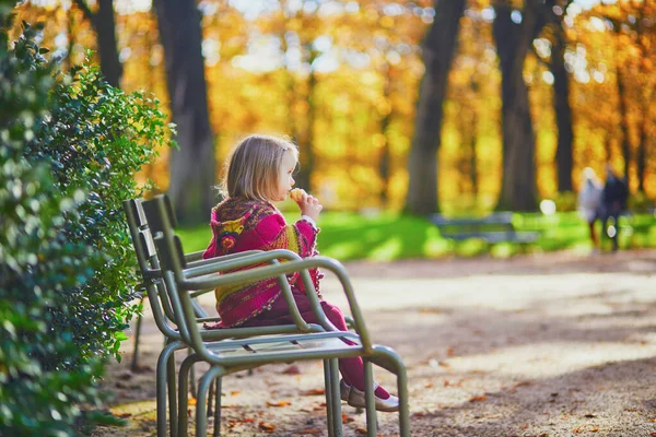 Adorable Little Girl Pink Knitted Poncho Walking Luxembourg Garden Sunny — Stock Photo, Image