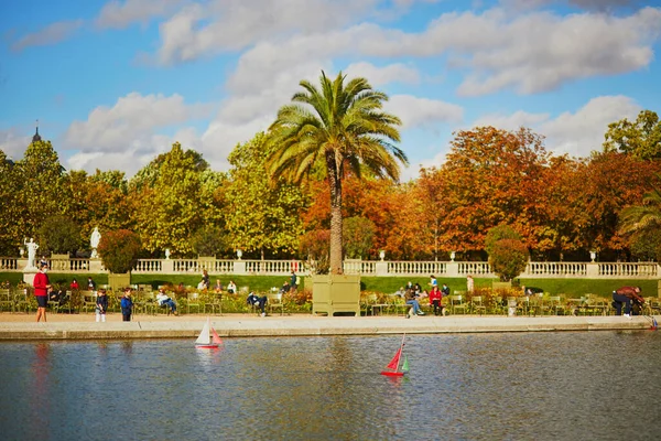 秋天的一天 在巴黎卢森堡花园的池塘里漂浮着玩具木船 巴黎儿童的传统游戏 法国的秋天 — 图库照片