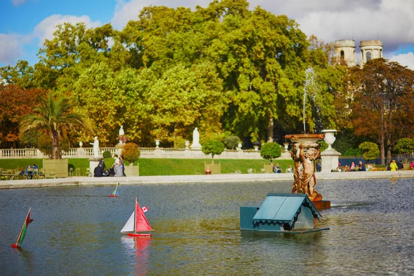 秋の日 パリのルクセンブルク庭園の池に浮かぶおもちゃの木製のボート パリの子供たちの伝統的なゲーム フランスの秋 — ストック写真