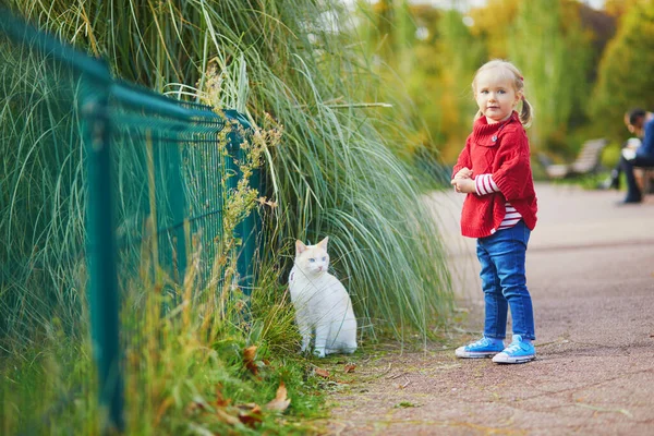 Bedårande Liten Flicka Som Leker Med Katten Höstparken Glad Unge — Stockfoto