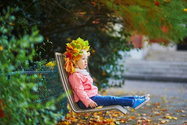 Menina Adorável Criança Sentada Banco Folhas Caídas Grinalda Parque Outono — Fotografia de Stock