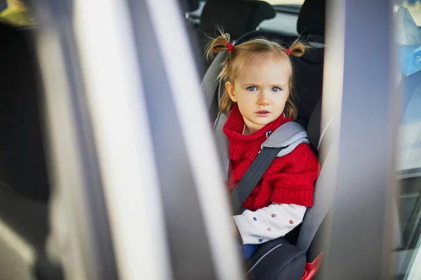 Adorable Jeune Fille Dans Siège Auto Moderne Petit Enfant Voyageant — Photo