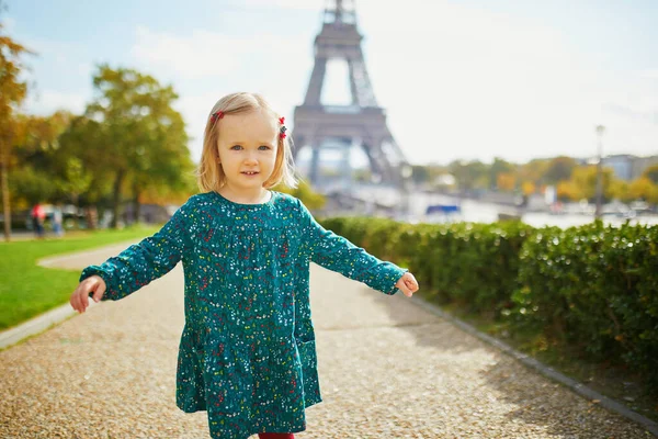 Niña Adorable Caminando Cerca Torre Eiffel París Francia Feliz Niño — Foto de Stock