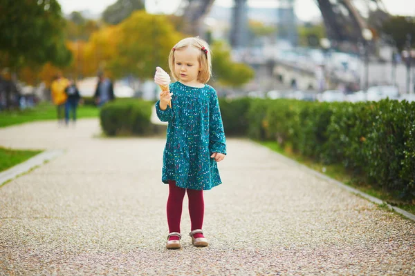 Roztomilé Batole Které Zmrzlinu Poblíž Eiffelovy Věže Paříži Francii Dítě — Stock fotografie