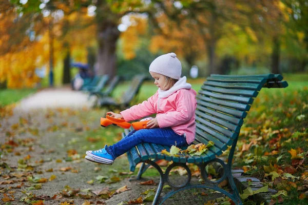 Adorable Niñita Sentada Banco Con Lonchera Haciendo Picnic Día Otoño —  Fotos de Stock