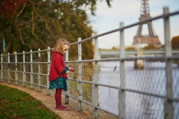 Söt Liten Flicka Som Leker Höstparken Nära Eiffeltornet Paris Frankrike — Stockfoto