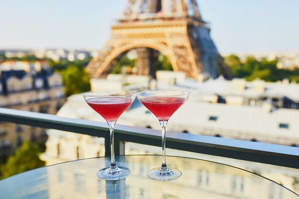 Two Cosmopolitan Cocktails Traditional Martini Glasses Glass Table View Eiffel — Stock Photo, Image