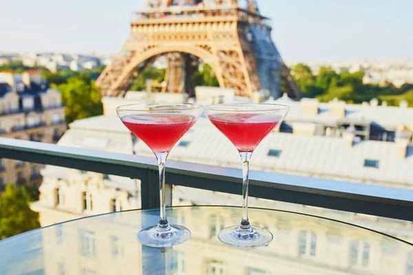 Dva Kosmopolitní Koktejly Tradičních Martini Sklenicích Skleněném Stole Výhledem Eiffelovu — Stock fotografie