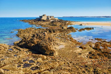 Saint-Malo, Brittany, Fransa sahilleri manzaralı. Fotoğraf, Saint-Malo İç-Muros 'u çevreleyen duvardan çekilmiştir.