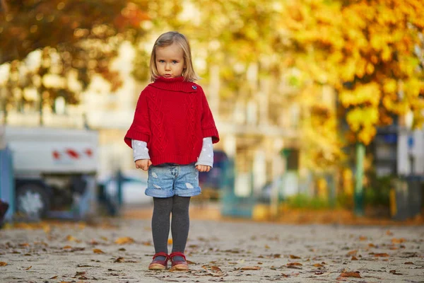 Urocza Dziewczynka Czerwonym Ponczo Spacerująca Jesiennym Parku Słoneczny Jesienny Dzień — Zdjęcie stockowe