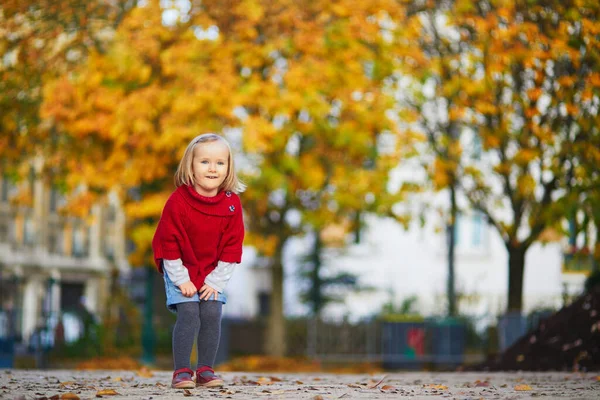 Αξιολάτρευτο Κοριτσάκι Κόκκινο Πόντσο Περπατάει Στο Πάρκο Φθινόπωρο Μια Ηλιόλουστη — Φωτογραφία Αρχείου