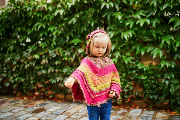 Αξιολάτρευτο Κοριτσάκι Που Περπατάει Στο Πάρκο Μια Φθινοπωρινή Μέρα Στο — Φωτογραφία Αρχείου