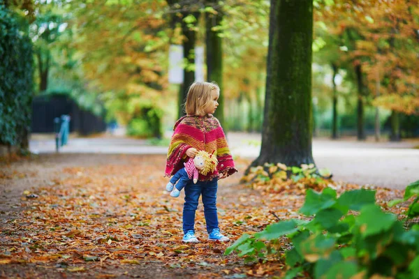 Schattig Peutermeisje Wandelend Het Park Een Herfstdag Parijs Frankrijk Kind — Stockfoto