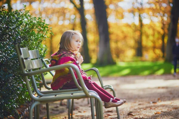 Menina Adorável Poncho Malha Rosa Andando Jardim Luxemburgo Dia Ensolarado — Fotografia de Stock