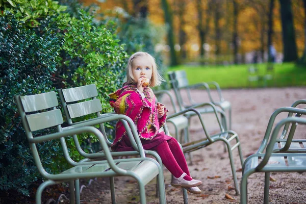 Menina Adorável Poncho Malha Rosa Andando Jardim Luxemburgo Dia Ensolarado — Fotografia de Stock