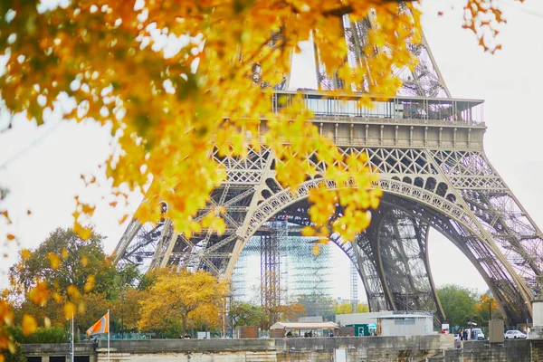 黄色い紅葉のエッフェル塔の景色 フランス パリの秋 — ストック写真